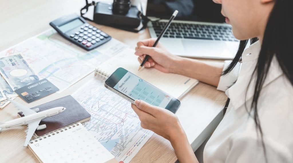 A woman uses useful travel itinerary content to play her holiday.